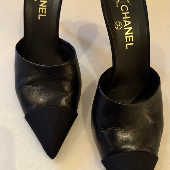CHANEL Elegant Black Heels with Pearl Accent - Picture 3 of 9